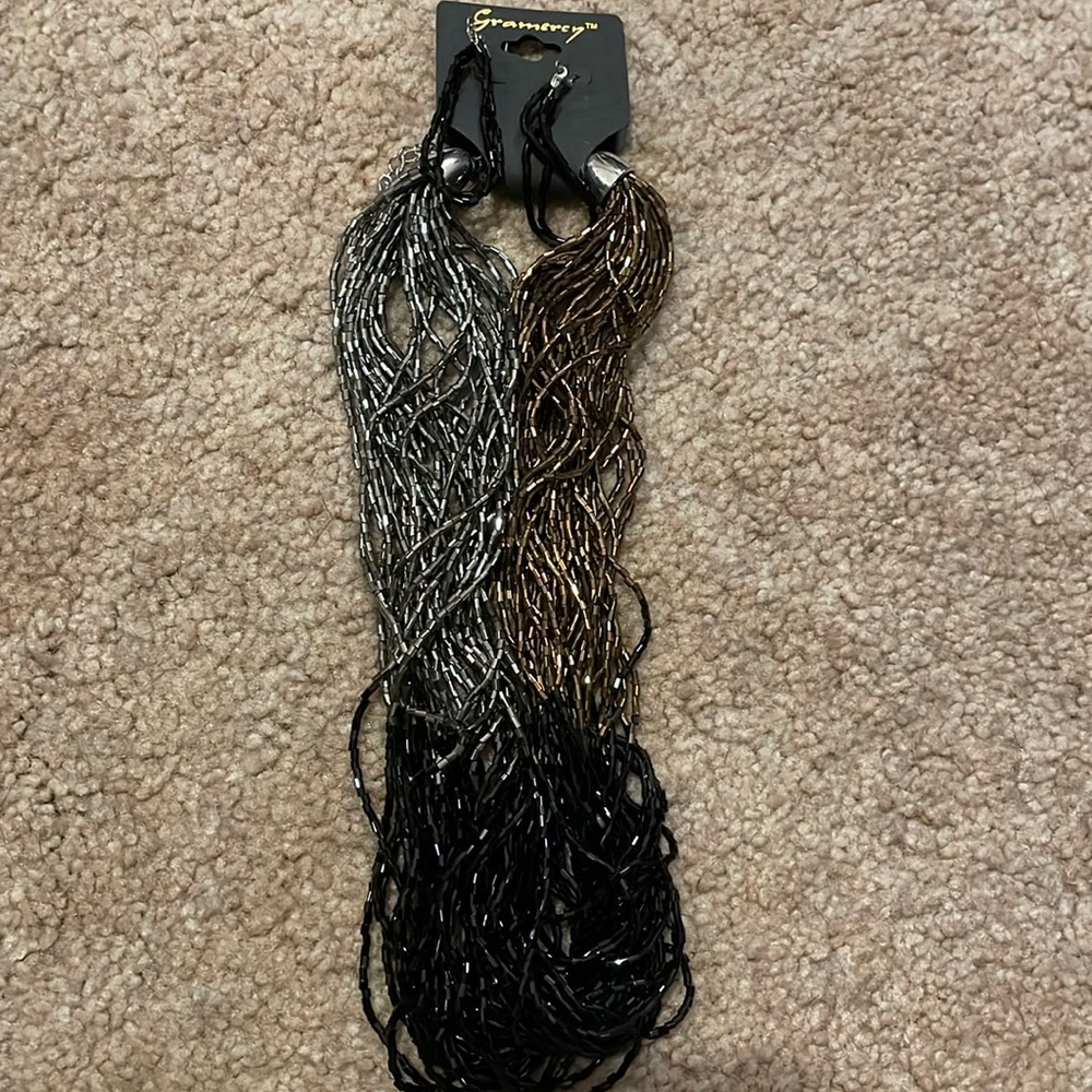 New in package necklace + earrings